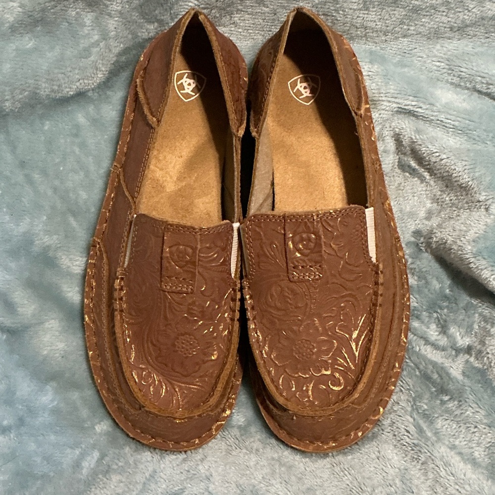 Ariat tan and gold Leather cruiser size 7.5